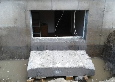Sciage d'une fenêtre de sous-sol de maison