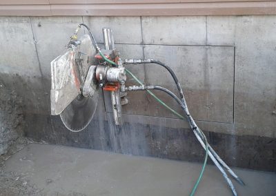 Sciage d'une fenêtre de sous-sol de maison